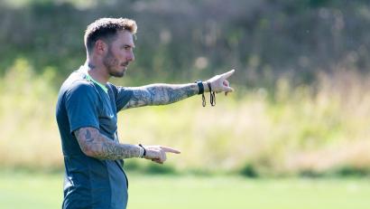 Bild: Swen Pförtner/dpa
Gibt in dieser Saison beim VfL Wolfsburg die Richtung vor: Trainer Tobias Strobl. (Archivbild)