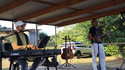 Bild: wrt
Bei der Serenade im Pfarrgarten spielte das "Duo Italiana" bestehend aus Richie Necker (rechts) und Rocky Verardo.