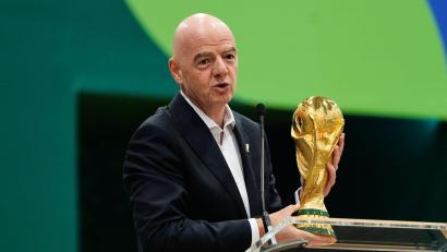 Bild: Tony Gutierrez/AP/dpa
Spielen 2030 noch mehr Teams bei der Endrunde um den WM-Pokal? (Archivbild)