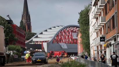 Bild: Christian Charisius/dpa
Nun ist sie da. Die neue Sternbrücke steht an ihrem Zielort.
