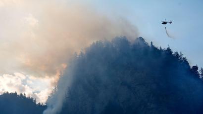 Bild: Uwe Lein/dpa
Die Feuerwehr versucht den Brand auch mit Löschhubschraubern zu bekämpfen.