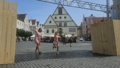 Bild: blf
Auf dem Oberen Markt in Weiden steht derzeit eine Wassernebelanlage. Sie bringt etwas Abkühlung in diesen heißen Tagen - und Kinder haben ihre Freude daran.