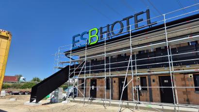 Bild: Lowak
Im Gewerbepark Neuhaus wird ein neues Hotel gebaut. Es liegt direkt an der A 93 und unter dem Ostbayernring.