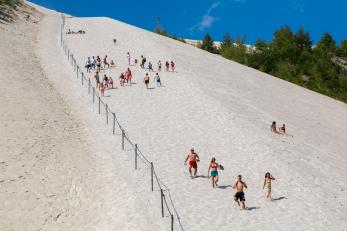 Archivbild: Gerd Huster
Der Aufstieg ist schweißtreibend, das Hinunterlaufen barfuß im Sand eine Riesengaudi: Den Monte Kaolino kann man auch zu Fuß besteigen.