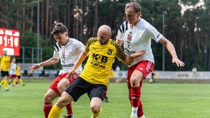 Bild: Hannah Dirscherl
Ambergs Spielertrainer Friedrich Lieder (Mitte) im Zweikampf mit Josef Fenzl (links) und Maximilian Bauer vom SC Luhe-Wildenau.