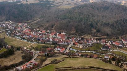 Bild: Paul Böhm
Hohenburg aus der Luft: Der Markt will die Ortskernsanierung voranbringen. Vorgestellt wurde das Sanierungsgebiet und die damit verbundenen Möglichkeiten von Förderungen in Zusammenarbeit mit der Stadtbau Amberg GmbH.