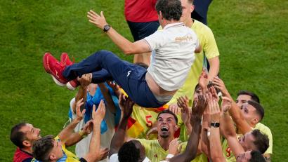 Bild: Vadim Ghirda/AP/dpa
Spanische Spieler werfen ihren damaligen Cheftrainer Santi Denia nach dem Sieg bei den Olympischen Spielen 2024 in Paris in die Luft. (Archivbild)