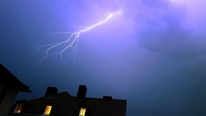 Archivbild: Karl-Josef Hildenbrand/dpa
Blitz, Hagel, Donner: Das Unwetter sorgte für zahlreiche Einsätze, vor allem im Süden und Osten Bayerns.