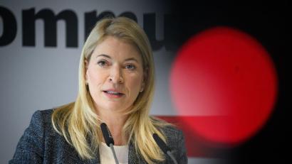 Bild: Bernd von Jutrczenka/dpa
Bahnchefin Evelyn Palla würde dem eigenen Konzern die Schulnote 3 geben. (Archivbild)