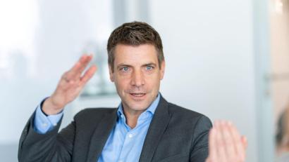 Bild: Andreas Arnold/dpa
ING-Deutschland-Chef Lars Stoy sieht die Frühstartrente als Chance, dass die Aktienkultur in Deutschland einen Schub bekommt: „Das Beste, was dem Land in Sachen Altersvorsorge passieren könnte, ist, dass sich eine Bewegung in Gang setzt.“ (Foto vom 28.07.2026)