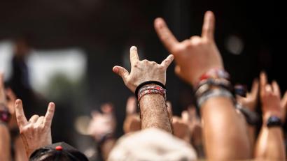 Bild: Frank Molter/dpa
Zuschauer feiern beim Konzert der Band H-Blockx.