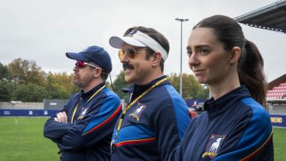 Bild: -/Apple TV/dpa
Brendan Hunt, Jason Sudeikis und Tanya Reynolds in einer Szene der Serie „Ted Lasso“ - die 4. Staffel kommt jetzt bei Apple TV (ab 5. August).