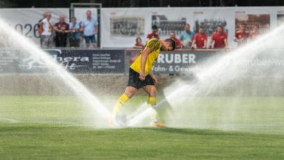 Bild: Hannah Dirscherl
Ambergs Stürmer Marco Seifert versuchte vergeblich, des Rasensprengers Herr zu werden.Der SC Luhe-Wildenau setzt sich im Duell gegen den FC Amberg mit 3:1 durch.