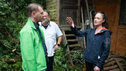 Bild: Sebastian Kahnert/dpa
Das Unwetter hat einen Imbiss am Amselsee verwüstet - Sachsens Ministerpräsident Michael Kretschmer spricht mit der TV- und Eventköchin Verena Leister.