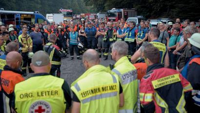 Bild: Tizian Gerbing/dpa
Einsatzkräfte sind bei einem Waldbrand im Einsatz. In der Nähe von Freudenberg im Landkreis Amberg-Sulzbach ist ein Waldbrand ausgebrochen.