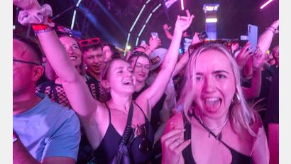 Bild: Thomas Frey/dpa
Zehntausende Raver feiern beim Nature One Festival.