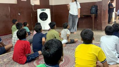 Bild: Dirk Godder/dpa
Kinder sitzen im Unterricht in einer Unterkunft für Straßenkinder in Neu-Delhi.
