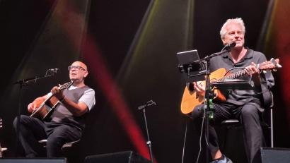 Bild: Amann
Lernten sich bei einer "Gipfeltour" kennen und spielten zusammen beim Schlosspark-Festival Schwarzenfeld 2026: Hannes Ringlstetter (links) und Werner Schmidbauer (rechts).