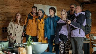 Bild: Stefanie Leo/ZDF/dpa
In der Hütte treffen die sieben Freunde auf drei Fremde. Und die weigern sich, wieder zu gehen.