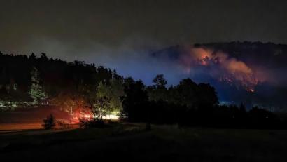 Bild: Hermann Koch
Bis spät in die Nacht kämpften die Einsatzkräfte am Freitag gegen die Flammen rund um den Johannisberg in Freudenberg.