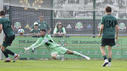 Bild: Hubert Ziegler
Das war das Tor zum 1:1-Ausgleich für Hof, unhaltbar für Torhüter Christopher Sommerer von der DJK Ammerthal.