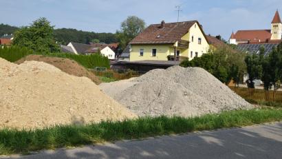 Bild: Norbert Weis
Auf dem Grundstück, zwischen der Geschäftsstelle der VR-Bank Amberg-Sulzbach und dem Anwesen Schötz, wird direkt an der Ortsdurchfahrtsstraße die neue Arztpraxis gebaut.