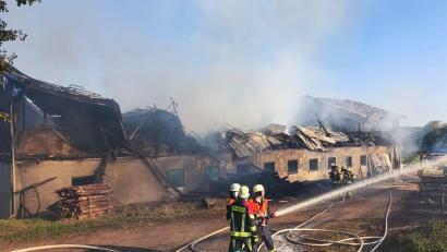 Archivbild: Jürgen Masching
Ein Großbrand auf einem Bauernhof in Unterbibrach richtete am Mittwoch großen Schaden an. 15 Rinder verendeten, von zwei Hallen sind nur noch Trümmer übrig.