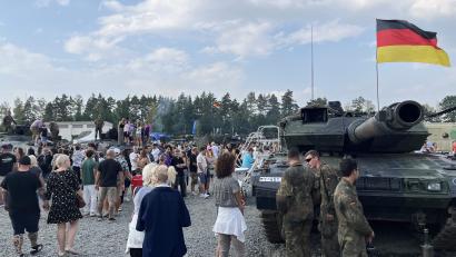 Bild: Gerald Morgenstern
Ein Besuchermagnet des Volksfestes war wieder die große Waffen- und Fahrzeugschau.