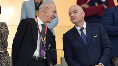Bild: Martin Meissner/AP/dpa
Bernd Neuendorf (l) ist mehr gut auf Gianni Infantino zu sprechen. (Archivbild)
