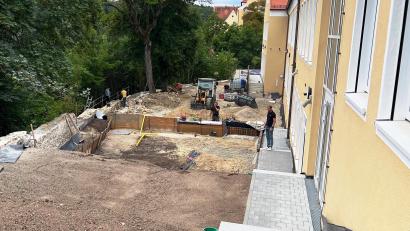 Bild: Josef Piehler
Die Sanierung und der Umbau des Unteren Pausenhofs der Kastler Volksschule neigt sich dem Ende entgegen.
