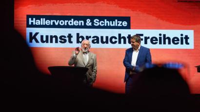 Bild: Hendrik Schmidt/dpa
An vier Abenden laden Schauspieler Dieter Hallervorden und Ministerpräsident Sven Schulze vor der Landtagswahl zum Gespräch.