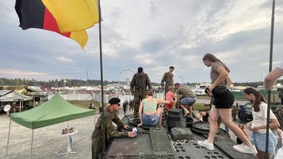 Bild: Gerald Morgenstern
Ob die Damen wohl künftig auch eine Karriere bei der Bundeswehr starten? Die Soldaten der Pfreimder Panzertruppen informierten über den Leopard-Panzer.