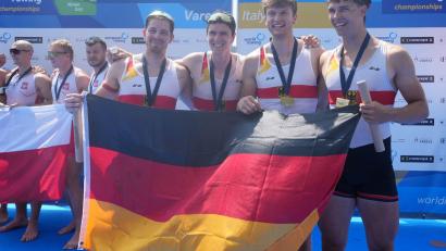 Bild: Antonio Calanni/AP/dpa
Der deutsche Doppel-Vierer jubelt über Gold.