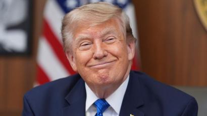 Bild: Jacquelyn Martin/AP/dpa
Noch mehr Amerikaner sollen neue Pässe mit Donald Trumps Abbild bekommen.
