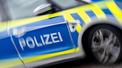 Symbolbild: Hendrik Schmidt/dpa
Ein Steinwurf von einer Fußgängerbrücke hat auf der A 3 bei Regensburg die Windschutzscheibe eines Autos beschädigt.