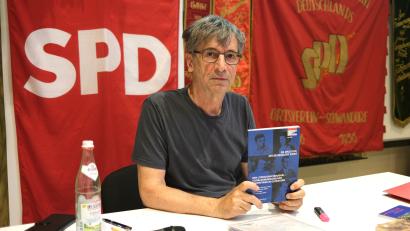 Bild: Rudolf Hirsch  
Der Chamer Journalist und Buchautor Thomas Muggenthaler erinnerte bei einer Gedenkfeier der Schwandorfer SPD an ostbayerische Widerstandskämpfer gegen den Nationalsozialismus.