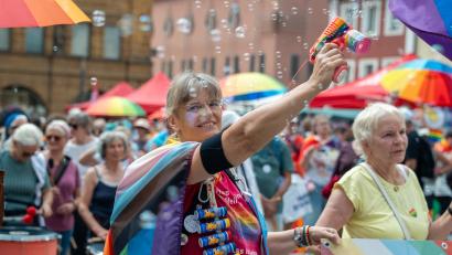 Bild: Marina Gube
Beim Christopher Street Day am Samstagnachmittag wurde in Amberg ausgelassen gefeiert.