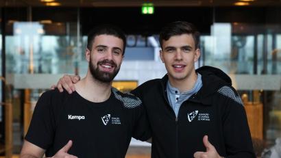 Bild: Soeren Stache/dpa
Martim (l) und Francisco Costa schließen sich der SG Flensburg-Handewitt an. (Archivbild)
