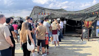 Bild: Gerald Morgenstern
Die Besucherinnen und Besucher standen am Wochenende für Burger und Hotdogs vor den typischen US-Zelten an.