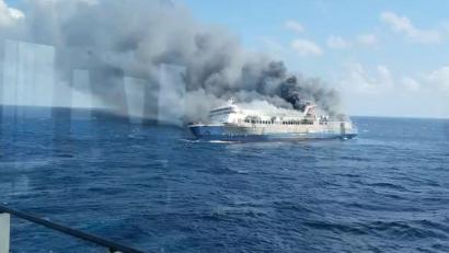 Bild: -/BASARNAS/AP/dpa
Plötzlich gerät ein Schiff auf See in Indonesien in Brand. Für einige der mehr als 270 Menschen an Bord kommt jede Hilfe zu spät.
