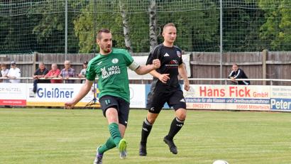 Bild: Rudi Gebert
Der SV Mitterteich besiegte am Samstag den FC Fichtelgebirge ungefährdet mit 4:0. Hier schießt Doppel-Torschütze Marco Kießling (links) zum Endstand ein.