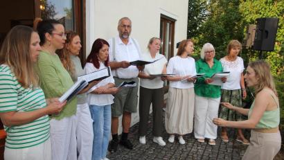 Bild: Konrad Rosner
Der Chor der Kulturfabrik Mitterteich unter der Leitung von Cindy Maier (rechts) war bei der Serenade der evangelischen Kirche dabei.