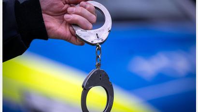 Bild: Soeren Stache/dpa
Bei der Festnahme soll der Mann einen zweiten Polizisten verletzt haben. (Symbolbild)