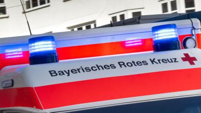 Bild: Peter Kneffel/dpa
Der 20-Jährige wurde mit schweren Verletzungen am Bein ins Krankenhaus gebracht. (Archivbild)