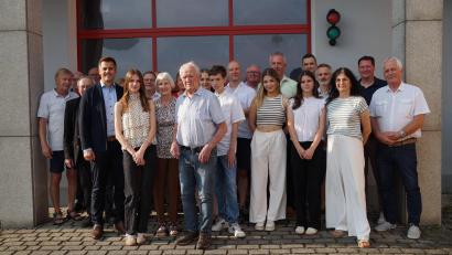 Bild: Elfriede Weiß
Christa Zapf (Fünfte von links) feierte ihren 80. Geburtstag. Sie feierte mit Familie, Freunden, Wegbegleitern, Bürgermeister Rudolf Teplitzky (Dritter von links) und den Vertretern der PWG Oberviechtach und Ortsteile, ihrer politischen Heimat.