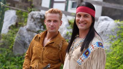 Bild: Marcus Brandt/dpa
Winnetou und Old Shatterhand, gespielt von Alexander Klaws (r) und Bastian Semm (l), haben in diesem Sommer bereits mehr als 200.000 Zuschauer zu den Karl-May-Spielen nach Bad Segeberg gelockt. (Archivbild)