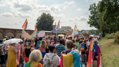 Bild: Marina Gube
Die Regenbogenfarben waren gefühlt überall: ob auf Fahnen, Regenschirmen oder Fächern.