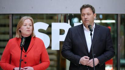 Bild: Kay Nietfeld/dpa
Wie lange bleiben Bärbel Bas und Lars Klingbeil - hier nach der verlorenen Landtagswahl in Rheinland-Pfalz - an der SPD-Spitze? (Archivfoto)