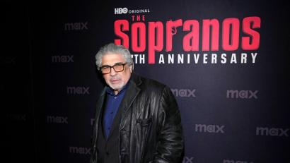 Bild: Charles Sykes/Invision/AP/dpa
Er startete seine Karriere spät und wurde oft als Mafia-Gangster gecastet: „Sopranos“-Star Vincent Pastore. (Archivbild)
