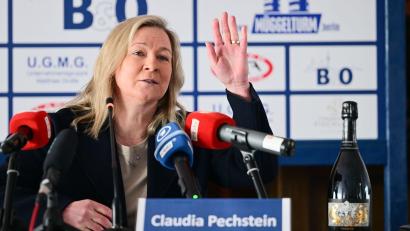 Bild: Sebastian Christoph Gollnow/dpa
Grüßt künftig als Bundestrainerin: Claudia Pechstein. (Archivbild)